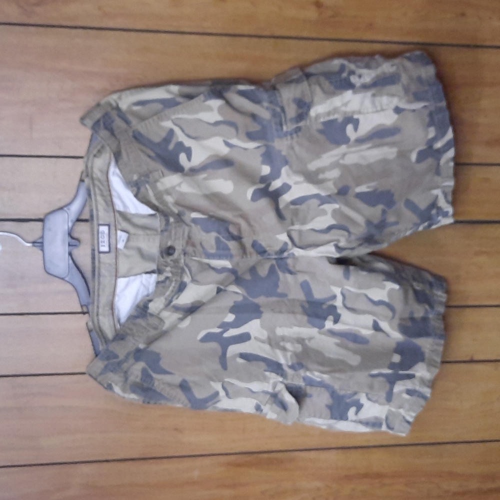 IZOD KHAKI CARGO SHORTS